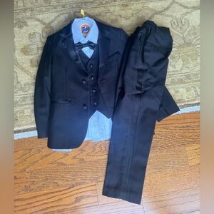 Peanut Butter Collection Boys Tux (size 6)